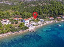 Bella Perna 3-Bedroom beachfront apartment, hotel in Kučište