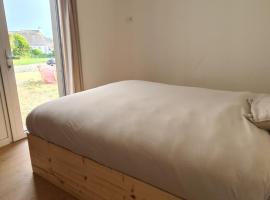 Maison Cerisier, hotel v destinaci Kerlouan