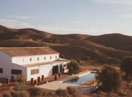 Cortijo Banana, villa rural para grupos grandes y piscina privada entre olivos, Hotel in Los Blases