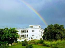 3 BR Cozy Villa with Pool, Sea & Camp Mountain Views, Hotel in Top Hill