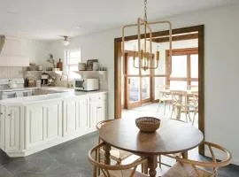 Wooded Cottage in Elizabethtown with hot tub and sauna