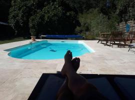 Maison au calme sur grand terrain avec piscine, hotel u gradu Saint-Vivien-de-Médoc