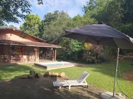 Sítio com piscina, na estrada de Aldeia Velha e rio a frente da porteira