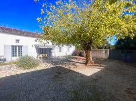 Les gîtes du raisin doux, hotel di Virollet
