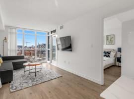 Beautiful 2 Bedroom Downtown Toronto Condo with free parking, condo στο Τορόντο