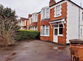 Spacious house with parking in excellent location，位于卡迪夫的酒店