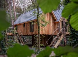 New Unique Treehouses with hot tub in Oisterwijk, hotel v destinaci Oisterwijk