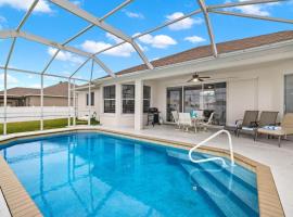 Quiet home with fenced yard & pool table - Perfect for families with pets! - Villa Grace, ξενοδοχείο σε Matlacha