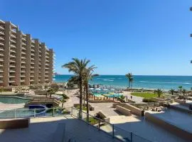 3BR Condo at Iconic Sandy Beach Area