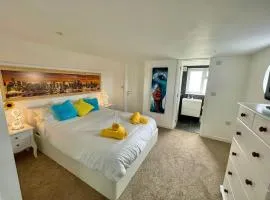 Kingsize Master Bedroom with En-Suite, TV and sea views - Room Only