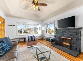 Epic Mntn views private hot tub and 420 friendly, Hotel in Denver