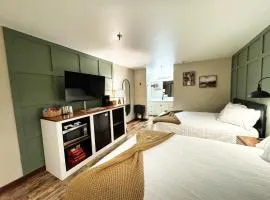 Jonesbones Room at White Wing Lodge- Silver Dollar City Getaway