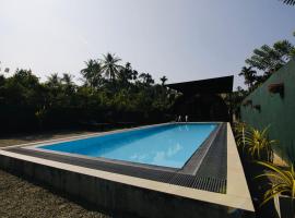 The Coppers luxury Glamping Pod Villa with Pool, luxusní kemp v destinaci Karandeniya