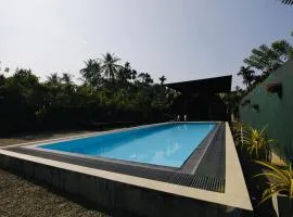 The Coppers Luxury Glamping Pod Villa with a Private Swimming Pool