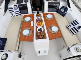 Yacht Hotel , 4 Cabin, hotel in Tivat