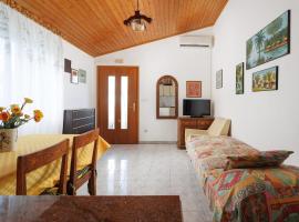 Small house near the sea, hotel din Pula