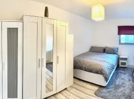 Large Double Room in Cardiff City Centre, Room Only with Own Bathroom, HOST LIVES ON SITE
