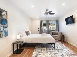 Charming 2nd-Floor Studio Near Beverly Hills and Top LA Attractions