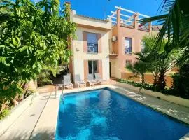 Stunning Home with Outdoor Swimmingpool, 4 Bedrooms and Wifi