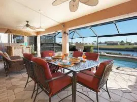 Spacious electric-heated pool home on Gulf-access canal with bikes - Villa Joan