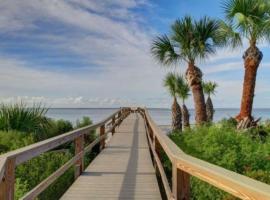Brass Rail 319-Premier Condo on Tybee Island-Sleeps 10-2 Pools & Spa, hotell med bubbelbad i Tybee Island
