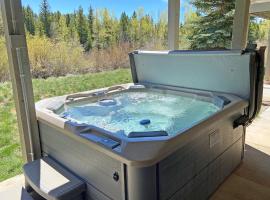 Hot Tub, Blue River in Backyard, Close to 5 Ski Resorts, On Free Bus Route, New Listing, ξενοδοχείο σε Silverthorne