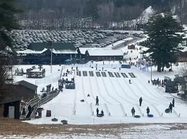 2 bedroom condo with pool close to beach & skiing