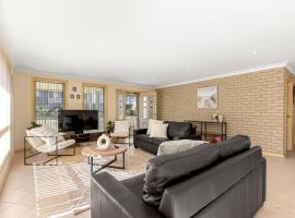 The Verge Beach House - Pet Friendly - 2 Mins Walk to Beach, Hotel in Callala Beach