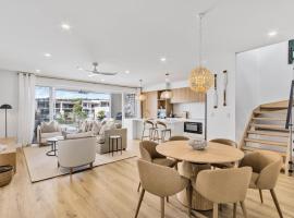 Stylish 4-Bed Waterfront Home with Private Pool, hótel í Maroochydore