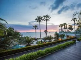 The Palm Wongamat - 2BR Luxury Beachfront Suite - Ocean View