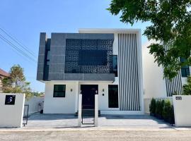 HS3-Hidden Space Private Pool Villa-บางแสน, hotel v destinaci Ban Hua Khao Sammuk