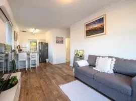 B1 Airport Haven - Free Parking & Modern Serenity