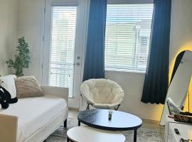 Resort style 1 King and Twin Apt w Gym Pool Hot Tub, hotel s vířivkou v destinaci Salt Lake City