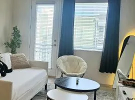 Resort style 1 King and Twin Apt w Gym Pool Hot Tub