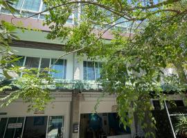 Baan Oui guest house - Nai Harn, hotel in Phuket Town