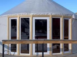 Отдых в комфортабельных юртах в зоне отдыха Kolsay resort!, hotel in Kurmenty