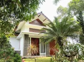Family Only Homey Villa with Mountain View - De Reiz Cemara Syariah 3BR