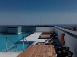 Luxury tower pool&free parking 10 min to historical center
