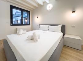 Bright apartment with terrace and pool, hotel in Milaan