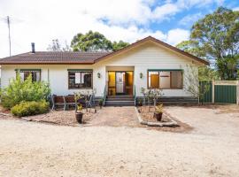 Bells Beach Spacious 2-Acre 5BR Retreat - with Hot Tub, hotell sihtkohas Bellbrae