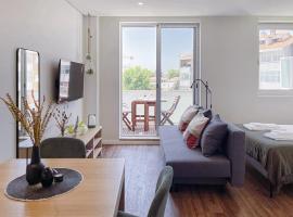 Cozy apartment with spacious terrace and wide view, hotel in Porto