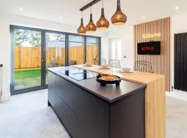 Luxury Home with Parking near Everything! Netflix, Pool, Gaming - Long Stay Savings - Perfect for NHS, Contractors, Relocators