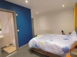 En-Suite Double-Bedroom in the Heart of Eccles Manchester Perfect for Short Stays BH5