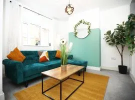 Redcliffe House By N And N Stays Ltd - Charming Home close to Designer Outlet, Perfect for Contractors & Workers with convenient on street parking