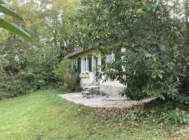 Maison charmante bordée de bambous