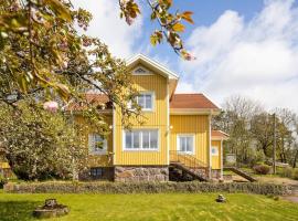 Big Workers House Near Volvo 15 beds, hotel v destinaci Säve