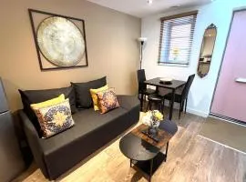 Glastonbury Hidden Passage, Split Level 1 Bedroom Apt