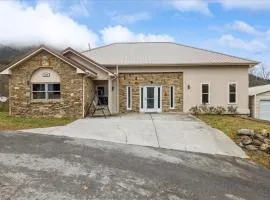 Hawk Nest Hot Tub, Fireplace, Jacuzzi