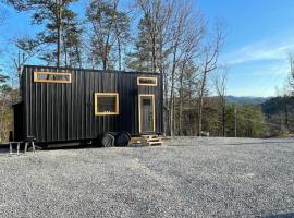 Mountain Top Tiny House By Beyond Expectations, маленький будиночок у місті Сев'єрвілл
