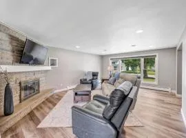 Charming 4-Bedroom Home Short Walk to Lambeau